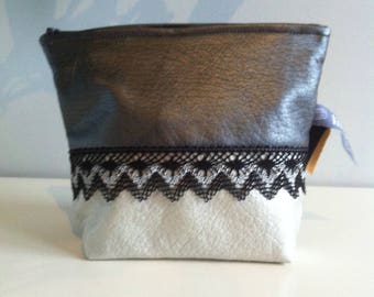 trousse à maquillage "gris et argent" en similicuir gris/argent et ruban de dentelle noire