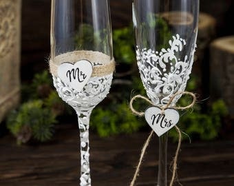 Personalized Champagne Flutes Mr and Mrs Wedding Glasses, Toasting Flutes, Rustic Wedding Flutes Engraved Champagne Glasses Toasting Glasses