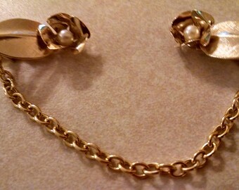 Pearl Rose Sweater Clip, Gift for Her, Gifts Under 15.00, Gold Tone Roses with Faux Pearl Center, Sweater Chains, Vintage Sweater Clips,Cute