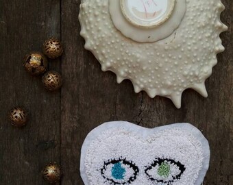 Embroidered brooch hand heart Bowie patch accessories