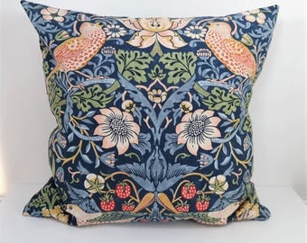 Double-sided 18'' cushion cover STRAWBERRY THIEF. Design William Morris. 100% cotton for pillow in size 45x45 cm (18''x18'').