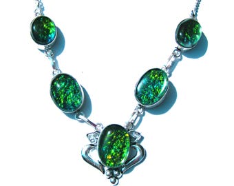Collier argenté et opale de feu vert, jaune, orangé irisé.