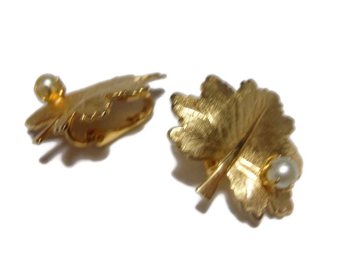 FREE SHIPPING Sarah Coventry earrings, 1960s whispering leaf collection, gold veined maple leaves, faux pearl clip earrings