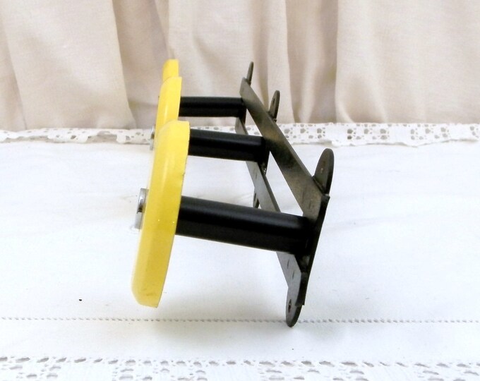 Vintage Mid Century Yellow and Black Painted Metal Wall Mounted Coat Rack, Retro 1960s / 1970s Mural Atomic Coat Hanger, French Hook Vintage Mid Century Yellow and Black Painted Metal Wall Mounted Coat Rack, Retro 1960s / 1970s Mural Atomic Coat Hanger, French Hook