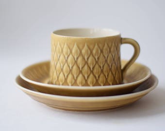 Quistgaard - RELIEF - tea trio - cup / saucer / teaplate - Kronjyden - Danish midcentury pottery