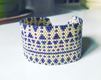 Independent Japanese blue and beige beaded cuff