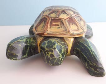 Tortue en bois massif - peuplier - sculptée peinte et vernie.