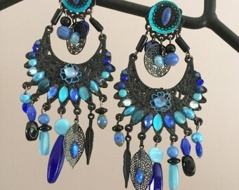 Earrings in gunmetal and blue beads