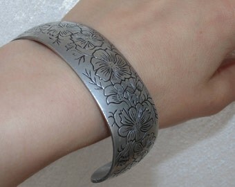 BR747 Vintage Estate Leonard Genuine Pewter Made In Bolivia Bracelet (Cosmos) Flower Etchings Solid Wide Cuff Jewelry Jewellery For Her