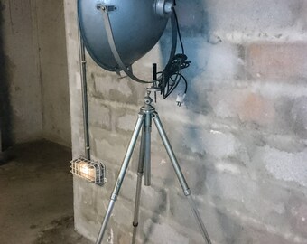 Rare très grand ancien lampadaire projecteur métal usine industriel cinéma loft vintage