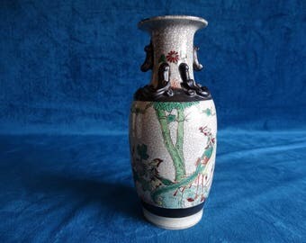 A Chinese porcelain famille verte Crackle vase, Nanking style
