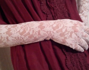 Fingerless gloves of white lace robe