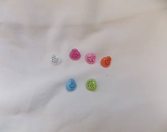 the clutch in different color buttons