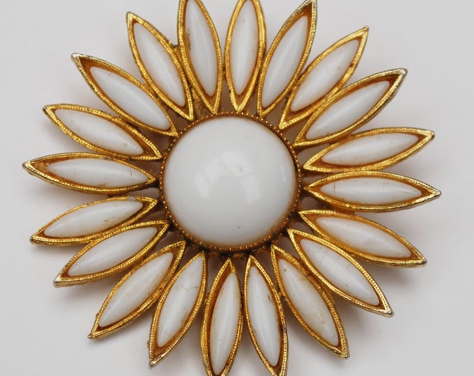 White milk Glass Flower brooch - Signed Accessocraft - Gold metal - Daisey Floral - Mid century pin