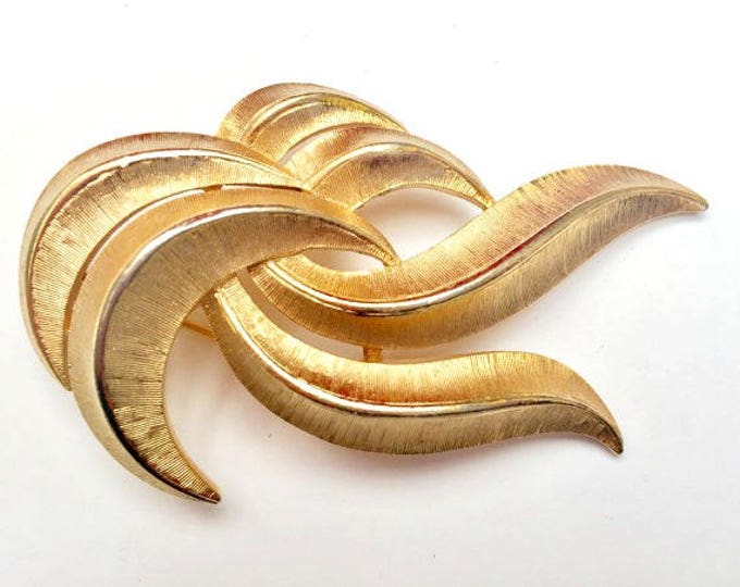 Crown Trifari Gold - Mid century - brushed gold tone metal - Swirl Pin