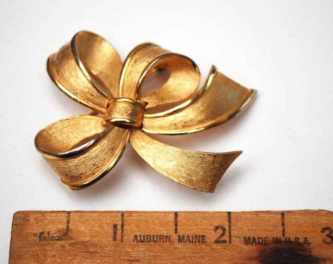 Crown Trifari Bow Brooch - Gold brush - Ribbon Swirl - Mid century Pin