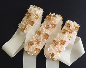 Bridal belt. Flower bridal belt. Bridesmaid sash belt. Wedding belt. Pale pink and gold flower sash. Sash with flowers. Satin sash belt.
