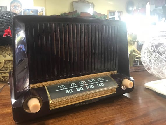 G. E. radio with bakelite or plastic case am/fm wirks great!