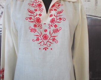 Blusa etnica anni 60 con ricami floreali.Tg S-M/Beautiful 60s embroidered blouse/White ethnic top/Red embroidery/Size S-M