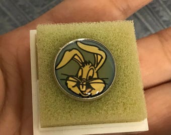 Vintage Metal Pin badge Bugs Bunny 1992 Warner Bros.