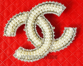 CHANEL Brooch CC Logo Name Paris in White Gold Plated Pearls New 100%