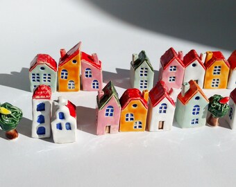 Set of 5 little ceramic houses / 5 штук набор маленьких керамических домиков.