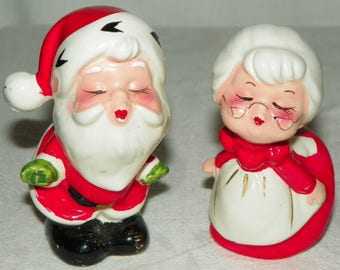 Adorable Santa Claus and Mrs Claus Puckering Up For A Kiss Christmas Salt and Pepper Shakers Made in Japan