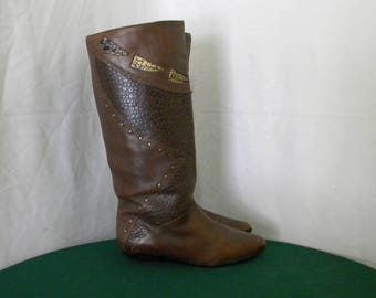 Sz 8m Women Vintage Tall brown leather 1980s wedge heel riding boots.