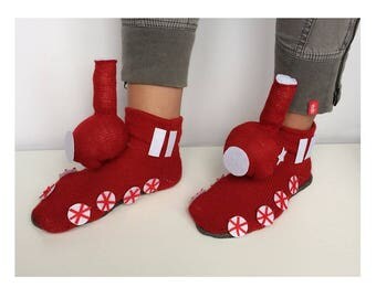 train Slippers, cadeaux pour hommes, rattler socks, locomotive slipper, adult Slippers, knitted engine, puffer Slipper, loco socks, husband