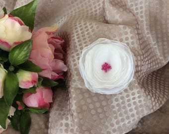 Flower 6.5 cm in white chiffon with fuchsia seed beads