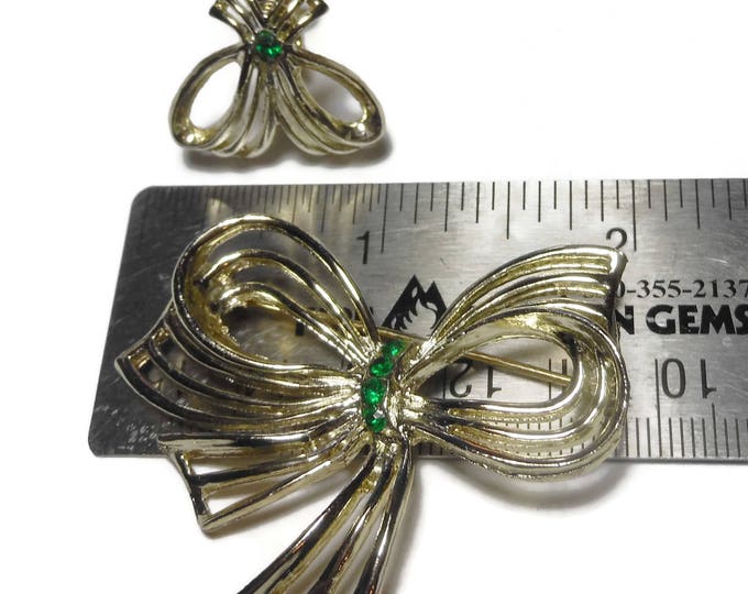 FREE SHIPPING Bow brooch and clip earrings, light gold tone, green center rhinestones, elegant night wear, Christmas set great for a wedding