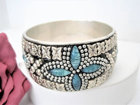 Turquoise Silver Bangle - Aqua Lucite Stones - Wide Silver Tone Repousse