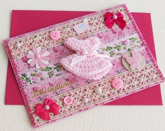 Carte Félicitations Naissance Bébé Fille - Baby Love - Robe en laine, Dentelle, Bouton, Noeud satin - Création d'artiste, pièce unique