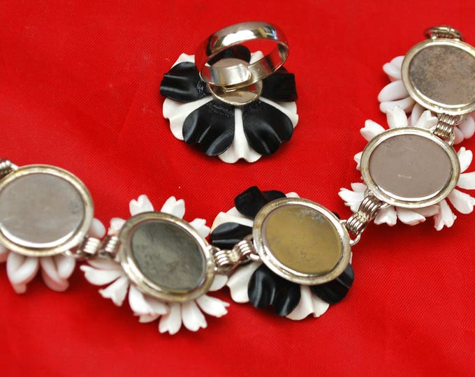 Flower bracelet and Adjustable ring Set - Black White - Enamel flower - White milk glass - Lucite - Rhinestone