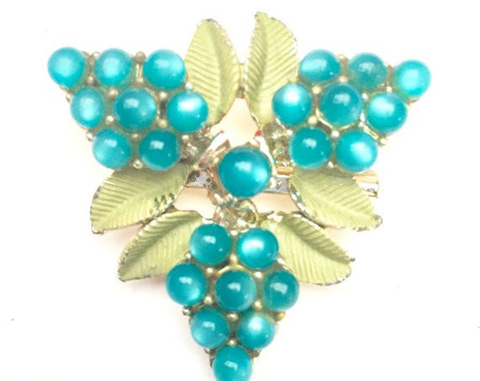 Turquoise Berry Flower brooch- Moonglow lucite - Green enamel - Mid Century - Gold - Floral Pin