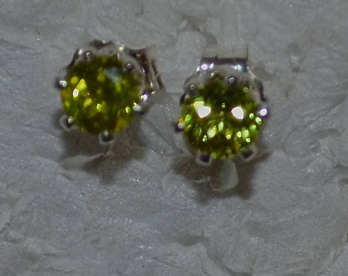 Peridot Studs, 4mm round, Natural, Set in Sterling Silver E1094