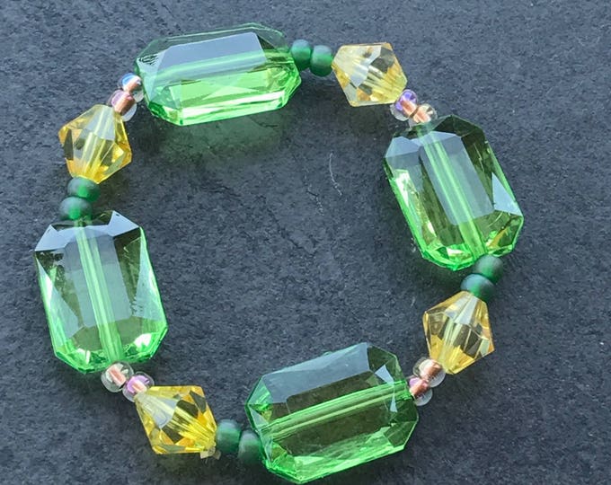 Green simple bracelet, green plastic bracelet, stretch bracelet, green stretch bracelet, plastic bracelet, stretch crystal bracelet, handcra