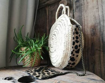 Panier rond avec détail en cuir façon Guépard , dispose d'une chaine amovible.
