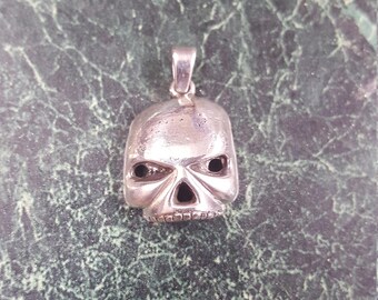 Riccio Drake sterling silver skull pendant