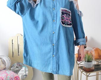 chemise jean vintage épaules dénudées dentelles, poches imprimé ethnique