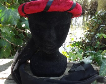 Medieval headdress, red and black
