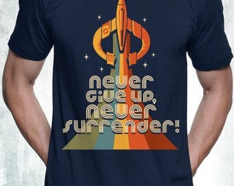 New Galaxy Quest Inspired Never Give Up Never Surrender Retro Style & Colors Mens T-Shirt Unisex Adult Sizes