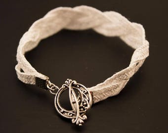 Bracelet in white straw.