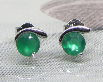 Stud Earrings round/chips on green earrings / silver green Onyx earrings / Stud Earrings Onyx/jewelry minimalist/gift idea