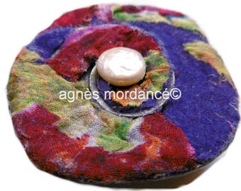 Brooch or pendant "carefree" 6 cm - felted silks and metal - unique