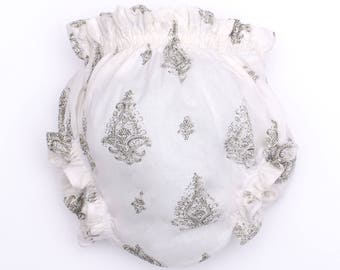 Baby was vintage motifs and white Paisley Bloomer