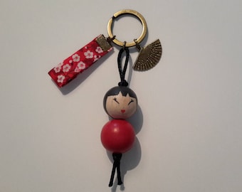 Bijou de sac, porte clés Kokeshi, éventail et ruban rouge