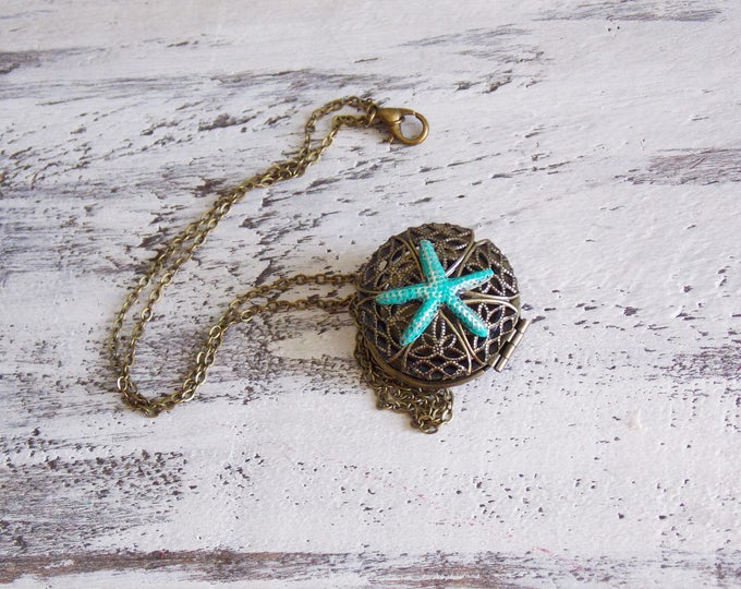Starfish Locket Necklace Ocean Beachy Nautical Patina Antique Brass Filigree Photo Picture Locket Pendant Victorian Locket Boho Jewelry