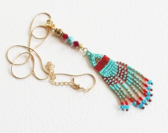 Pendentif pour Sautoir Ethnique Cheyenne - Chaîne dorée et pendentif Tissage de perles artisanal - Bijou créateur en pièce unique