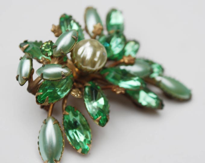 Green Rhinestone Flower Brooch - White Greenish pearl - Gold metal - Mid Century Floral Pin